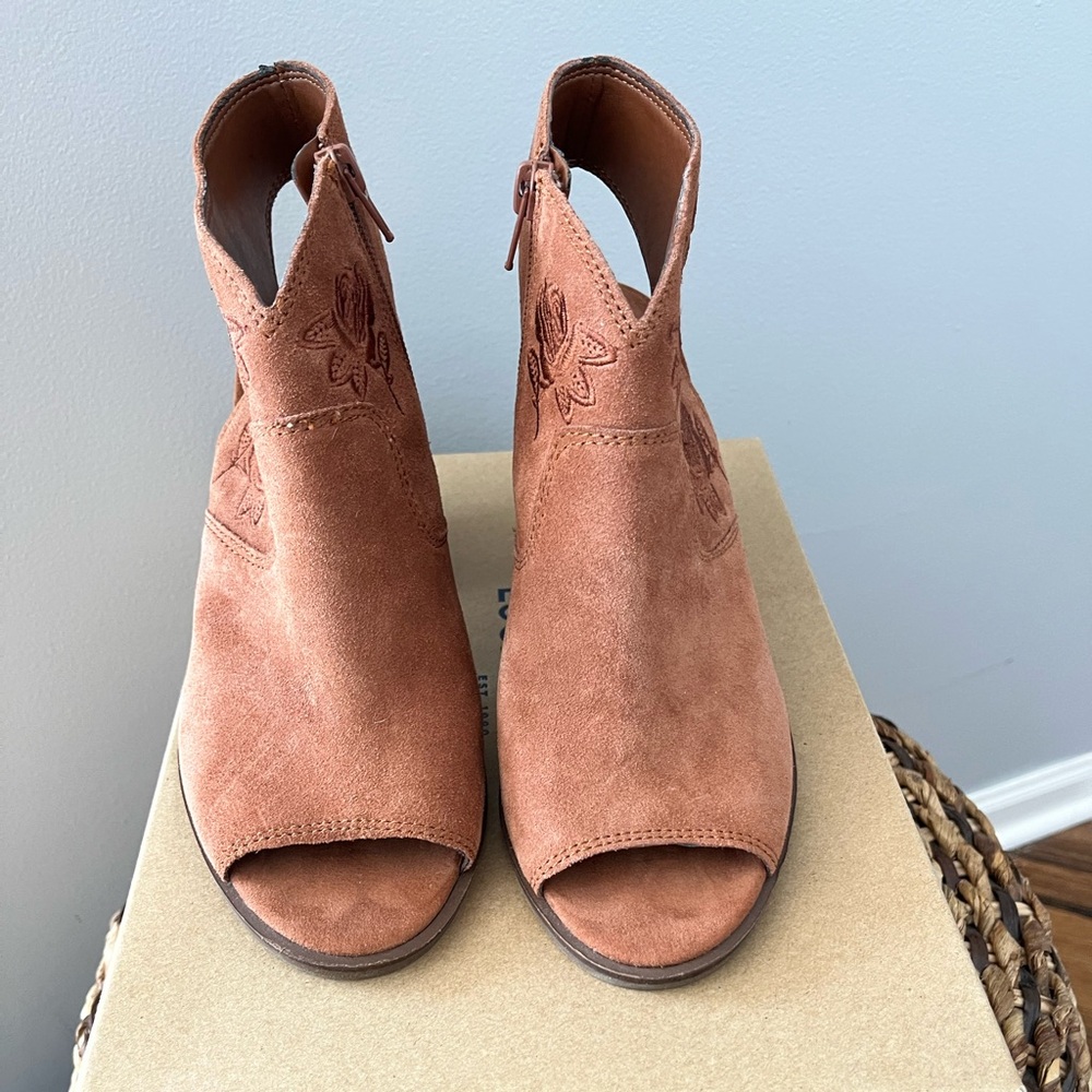 Lucky Brand open  toe shoes.
Excellent condition